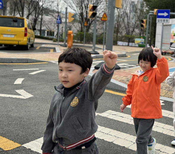 교통랜드에서 교통규칙도 배우고 즐거운 시간을 보냈습니다~^^